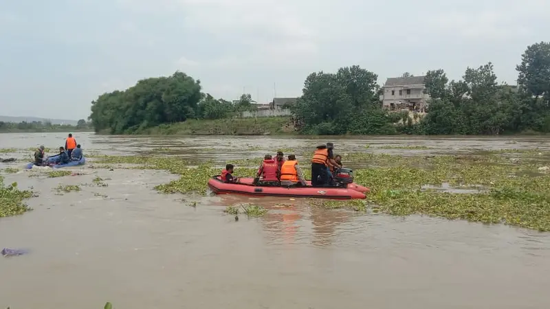 Proses pencarian korban perahu terbalik di Bengawan Solo Rengel Tuban. (Ahmad Adirin/Liputan6.com)