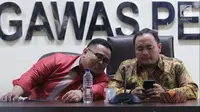 Anggota Bawaslu Mochammad Afifuddin (kanan) bersama Rahmat Bagja (kiri) beri keterangan temuan dugaan pelanggaran kampanye di Jakarta, Senin (12/3). Pelanggaran di antaranya penggunaan dana kampanye di luar rekening seharusnya. (Liputan6.com/JohanTallo)