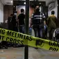 Garis polisi dipasang saat penggeledahan di lokasi bekas Sekretariat Markas Front Pembela Islam di Petamburan, Jakarta, Selasa (27/4/2021). Munarman juga diduga menyembunyikan informasi tentang tindak pidana terorisme. (Liputan6.com/Faizal Fanani)