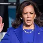 Wakil Presiden terpilih AS Kamala Harris dilantik oleh Hakim Mahkamah Agung Sonia Sotomayor sebagai Wakil Presiden AS ke-49 di Capitol AS di Washington, DC, pada 20 Januari 2021. Kamala Harris menjadi Wakil Presiden perempuan pertama di Amerika Serikat. (SAUL LOEB / POOL / AFP)