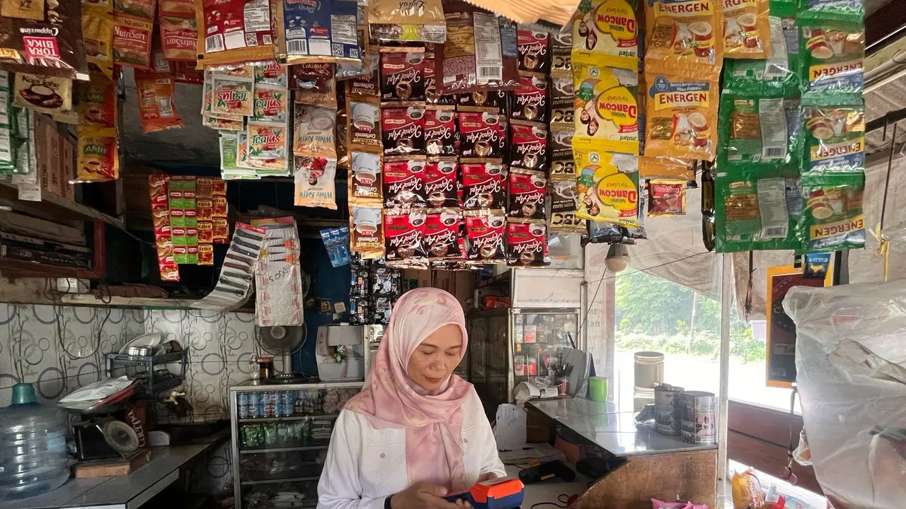 Popon Fatima Saat Melayani Transaksi di Warungnya