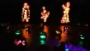 Sejumlah labu diukir berbentuk tokoh Walt Disney ditampilkan dalam pameran Rise of the Jack O'Lanterns pada perayaan malam Festival Halloween di Los Angeles, California (16/10). Halloween dirayakan setiap tahun pada tanggal 31 Oktober. (AFP/Mark Ralston)