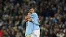 Pemain Manchester City, Bernardo Silva dan Rodrigo berpelukan setelah menaklukkan Arsenal pada laga Liga Inggris di Stadion Etihad, Kamis (27/4/2023). Kemenangan ini membuat selisih poin kedua tim hanya berjarak dua angka. Man City masih di peringkat ke-2 dengan 73 poin. (AP Photo/Dave Thompson)