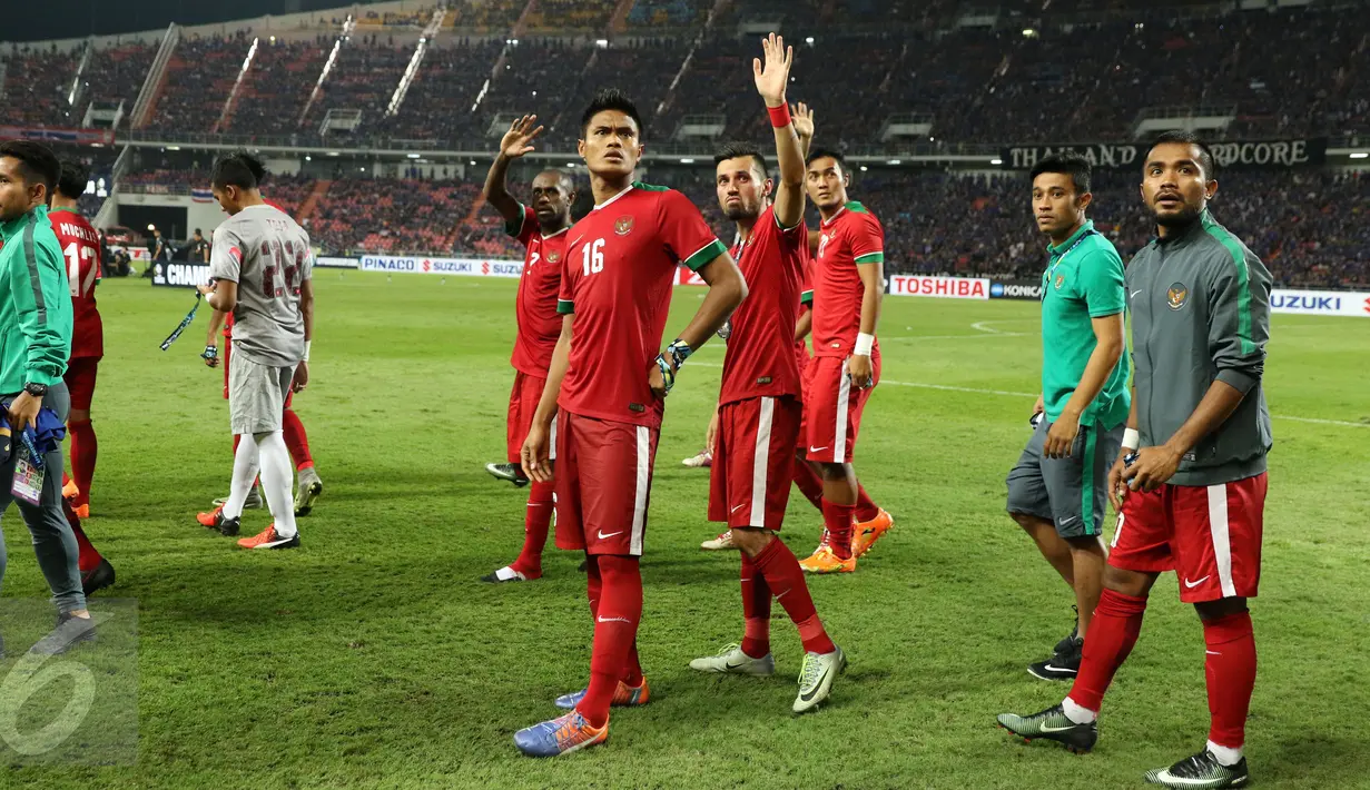 Pemain Timnas Indonesia menyapa suporter usai dikalahkan Thailand di final kedua Piala AFF 2016 di National Stadium Rajamangala, Bangkok, Sabtu (17/12). Indonesia kalah 2-0 dan harus puas menjadi runner up. (Liputan6.com/Helmi Fithriansyah)