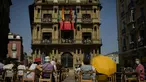 Orang-orang berkumpul di alun-alun Plaza del Ayuntamiento dan menjaga jarak untuk mencegah penyebaran COVID-19 selama festival music flamenco pada hari musim panas, di Pamplona, Spanyol utara, Kamis (26/8/2021).  (AP Photo/Alvaro Barrientos)