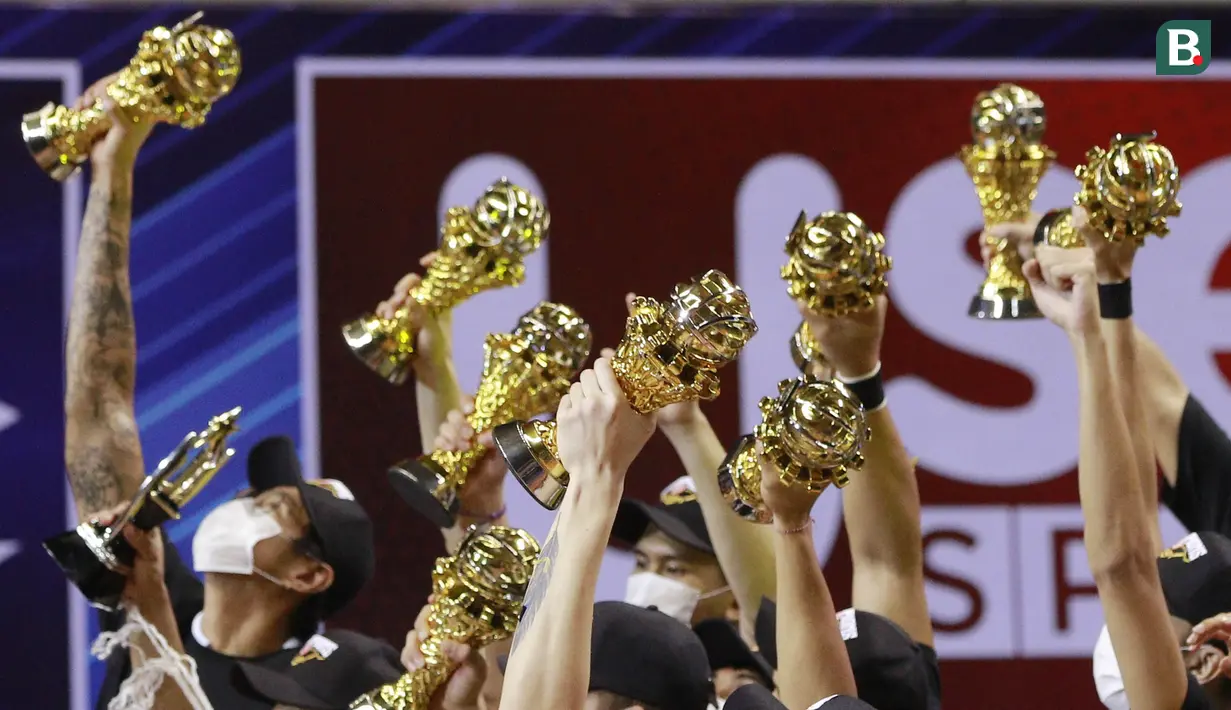 Ini juga menjadi trofi juara yang ke-11 bagi Satria Muda sepanjang sejarah, sekaligus pertama sejak 2018. (Foto: Bola.com/M. Iqbal Ichsan)
