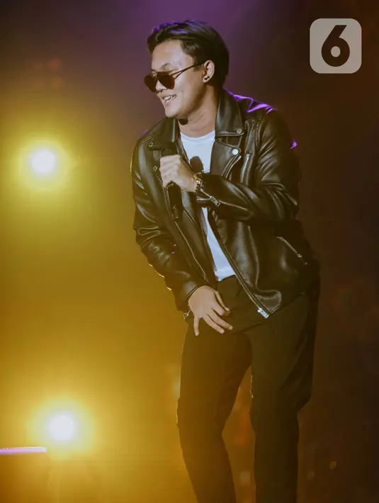 Penyanyi Rizky Febian beraksi pada Jakarta International BNI Java Jazz Festival 2020 di Jakarta, Sabtu (29/2/2020). Ardhito membawakan sejumlah lagu seperti Bila, Bitter Love, dan Fake Optics. (Liputan6.com/Faizal Fanani)