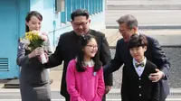 Kim Yo Jong dan Kim Jong-un membawa bunga  yang diberikan dua anak dari Desa Daeseong-dong, Korea Selatan dalam KTT Korea Utara-Selatan (KOREA SUMMIT PRESS POOL / AFP)