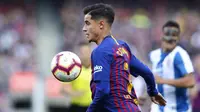 Gelandang Barcelona, Philippe Coutinho, mengontrol bola saat melawan Espanyol pada laga La Liga di Stadion Camp Nou, Sabtu (30/3). Barcelona menang 2-0 atas Espanyol. (AP/Manu Fernandez)