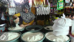Pedagang tengah menata dagangannya di salah satu pasar di Jakarta, Selasa (3/5). Badan Pusat Statistik (BPS) mengatakan harga bahan kebutuhan pokok relatif terkendali seperti beras dan daging ayam. (Liputan6.com/Angga Yuniar) 