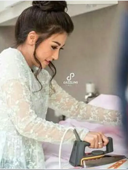 Saat akan menjalani pemotretan, Sarwendah terlebih dulu menyetrika pakaian yang akan dikenakan. Padahal, disebelahnya ada asisten yang telah menawarkan untuk menyetrika. Inilah beberapa potret kesederhanaan istri Ruben Onsu. (Instagram/ruben_onsu29)