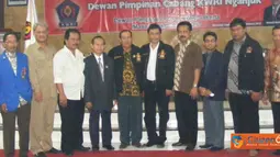 Citizen6, Nganjuk: Pelantikan pengurus baru dilakukan langsung oleh wakil dari DPP KWRI Jakarta Soegianto yang ditandai melalui prosesi penyerahan Panji bendera KWRI kepada Ketua KWRI yang baru Nurwadi Nurdin. (Pengirim: Faizal Ansyori)
