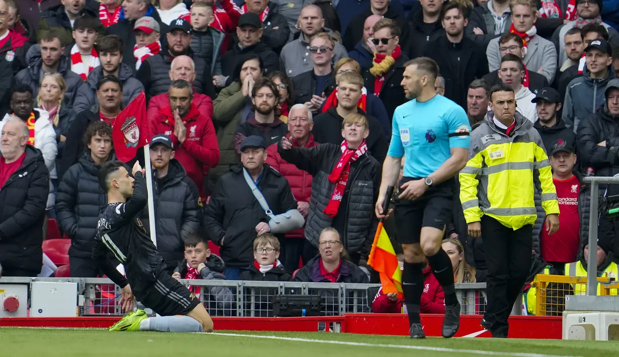Selebrasi gelandang Arsenal, Gabriel Martinelli setelah mencetak gol pertama timnya ke gawang Liverpool pada laga lanjutan pekan ke-30 Liga Inggris 2022/2023 di Anfield Stadium, Liverpool, Minggu (9/4/2023) malam WIB. (AP Photo/Jon Super)