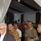 Anggota Dewas KPK Harjono memakai jas hitam berkemeja putih, serta Ketua Harian Kompolnas Benny Mamoto dengan batik coklat mengikuti tes tertulis untuk calon Dewas KPK. (Liputan6.com/ Nanda Perdana Putra)