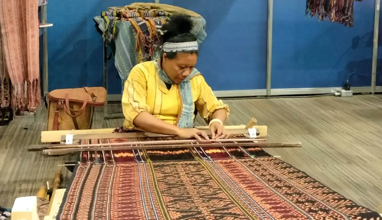 Selain pameran, rangkaian kegiatan EIM 2023 juga menghadirkan agenda pendukung, seperti Business and Investment Forum, Sustainable Business Forum, Tourism Business Forum, Penandatanganan MOU, penyerahan Certificate of Appreciation, peragaan busana, demo kuliner, serta pertunjukan seni budaya Indonesia. (Foto: Kementerian Perdagangan)