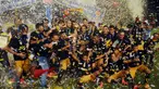 Pemain Mitra Kukar merayakan kemenangan usai mengalahkan Semen Padang di final turnamen piala Jenderal Sudirman di Stadion GBK Jakarta, Minggu (24/1/2016). Mitra Kukar unggul 2-1 atas Semen Padang. (Liputan6.com/Helmi Fithriansyah)