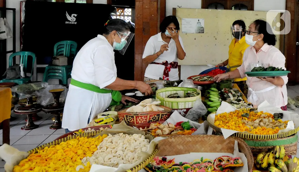 Umat Hindu Dhama menyiapkan banten menjelang Hari Raya Nyepi Tahun Baru Saka 1943 dalam  kawasan pura di Pura Amerta Jati Cinere, Depok, Jumat (12/03/2021). Perayaan nyepi tahun ini menerapkan protokol kesehatan untuk mencegah penularan virus covid-19. (merdeka.com/Arie Basuki)