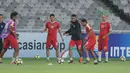 Para pemain JDT melakukan umpan pendek saat berlatih di Stadion Utama GBK, Jakarta, (09/04/2018). JDT akan menguji kekuatan Persija Jakarta pada PIala AFC 2018. (Bola.com/Nick Hanoatubun)