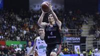 Aksi Pemain Indonesia Patriots Abraham Damar Grahita saat menang melawan Louvre di Seri II IBL 2020 (Dok IBL)