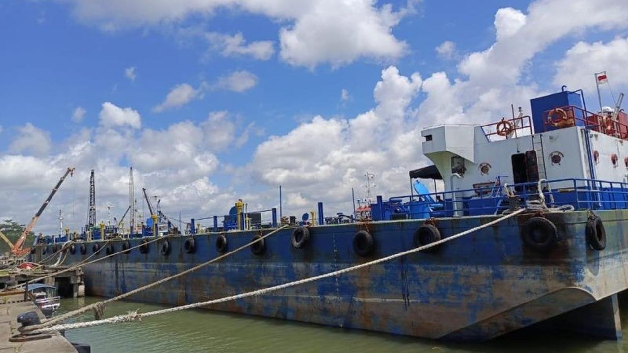 PTP Nonpetikemas Pangkalbalam Pasang Oil Boom, Komitmen Atasi Pencemaran Minyak di Pelabuhan