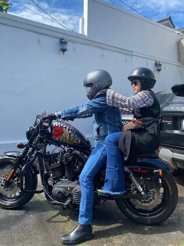 6 Gaya April Jasmine Istri Ustaz Solmed Naik Moge, Jadi Sorotan