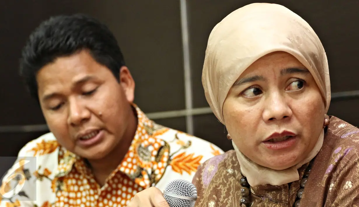Komisioner Komnas HAM Roichatul Aswidah (kanan) saat konpers di Jakarta, Senin (23/5). Komnas HAM menyatakan akan melakukan mediasi dan pemantauan terkait upaya penertiban kawasan Dadap yang dianggap menyalahi prosedur. (Liputan6.com/Immanuel Antonius)