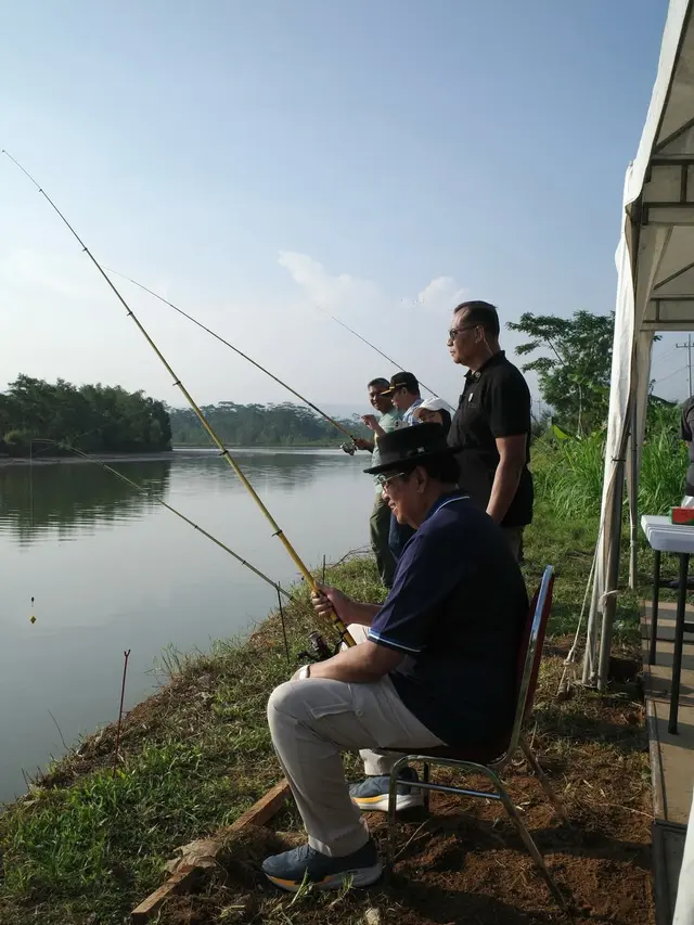 Potret Beby Tsabina Berkunjung ke Pacitan Bersama Suami, Lihat SBY Melukis hingga Ikut Memancing