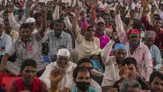 Petani meneriakkan slogan-slogan pada protes solidaritas dengan petani, di Mumbai, India, Minggu (28/11/2021). Kelompok tani menunggu undang-undang pertanian yang kontroversial untuk secara resmi ditarik selama sesi parlemen yang dijadwalkan akan dimulai Senin. (AP Photo/Rafiq Maqbool)