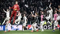 Kiper Juventus Wojciech Szczesny bersama rekan-rekan setimnya merayakan kemenangan atas Atletico Madrid pada leg kedua babak 16 besar Liga Champions di Allianz Stadium, Turin, Selasa (12/3). Ronaldo mencetak hattrick. (Marco BERTORELLO/AFP)