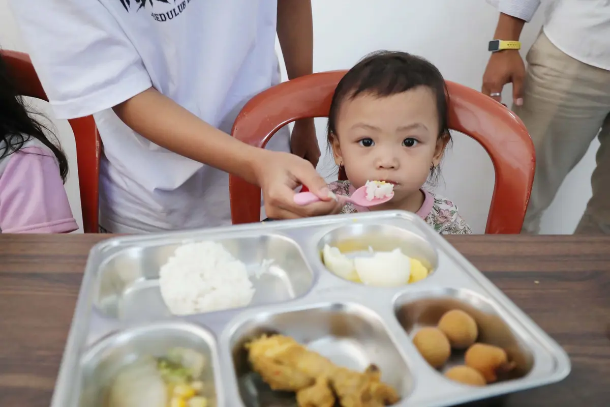 Capaian fantastis! MBG BGN hadirkan 1,1 miliar porsi makanan sehat. Sasar anak sekolah, balita, ibu hamil, hingga ibu menyusui dengan dukungan ekonomi lokal dan pengawasan ketat. (Foto: Istimewa)