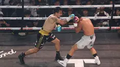 Rudy Golden Boy (kanan) saat melancarkan pukulan ke arah Paris Fernandez pada laga HSS Series 6 di W Superclub Gatsu, Jakarta, pada Senin (10/11/2025) dini hari WIB. Rudy Golden Boy berhasil meraih kemenangan angka mutlak atas Paris Pernandes. (Bola.com/M Iqbal Ichsan)