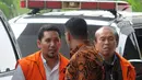 Dua tersangka Bupati Bener Meriah nonaktif Ahmadi (kiri) dan kontraktor Susilo Prabowo alias bun (kanan) turun dari mobil tahanan akan menjalani pemeriksaan di gedung KPK, Jakarta (25/7). (Merdeka.com/Dwi Narwoko)