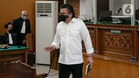 Ferdy Sambo, terdakwa kasus pembunuhan berencana terhadap Yosua Hutabarat bersiap menjalani sidang putusan di PN Jakarta Selatan, Senin (13/2/2023).  Sebelumnya, Ferdy Sambo sudah menjalani sidang pembacaan duplik atas tanggapan repik penuntut umum pada 31 Januari dan dan sang istri Putri Candrawathi pada 2 Februari 2023. (Liputan6.com/Faizal Fanani)