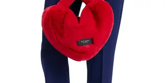 Pada koleksi terbaru ini, Kate Spade New York menghadirkan limited-edition capsule yang menampilkan Luver tas berbahan faux fur dengan bentuk hati yang sangat memikat. Dengan ukurannya yang besar, tas ini menawarkan gaya modern minimalist menjadikannya sebagai hadiah yang berkesan bagi diri sendiri atau untuk orang terkasih. [Dok. Kate Spade New York]