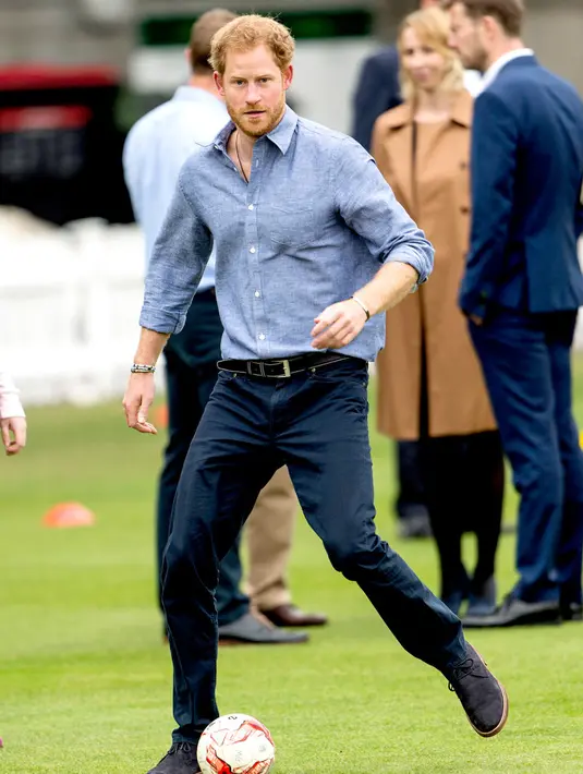 Nah ini wajah serius Pangeran Harry bermain sepak bola. (Mark Cuthbert/UK Press via Getty Images/USWeekly)