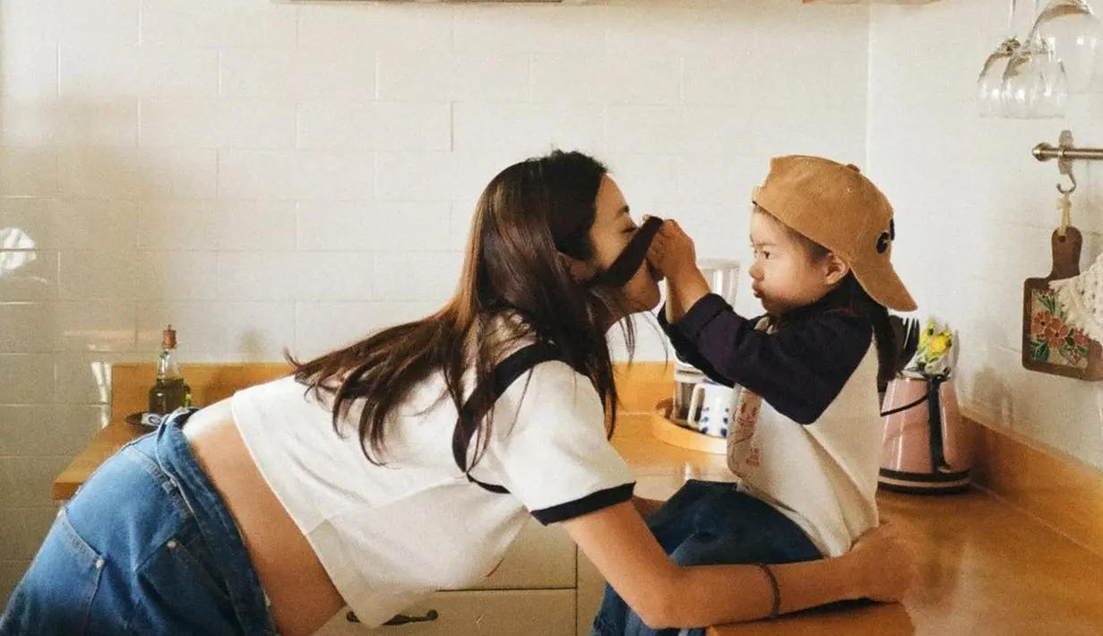 <p>Dalam video pemotretan yang dirilis pada tanggal 14 Desember di saluran YouTube Kang Sora, sang aktris mengungkap suasana hatinya. &ldquo;Saya merasa lebih cemas dibandingkan dengan pemotretan yang pernah saya lakukan sebelumnya. Rasanya agak aneh.&rdquo; (Foto: Instagram/ reveramess_)</p>