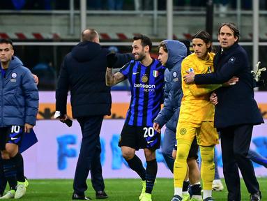 Pelatih Inter Milan, Simone Inzaghi (kanan) memeluk Yann Sommer pada akhir laga lanjutan Serie A 2024/2025 melawan Como di Stadion Giuseppe Meazza, Milan pada Senin 23 Desember 2024 waktu setempat atau Selasa 24 Desember 2024 dini hari WIB. (Piero CRUCIATTI/AFP)