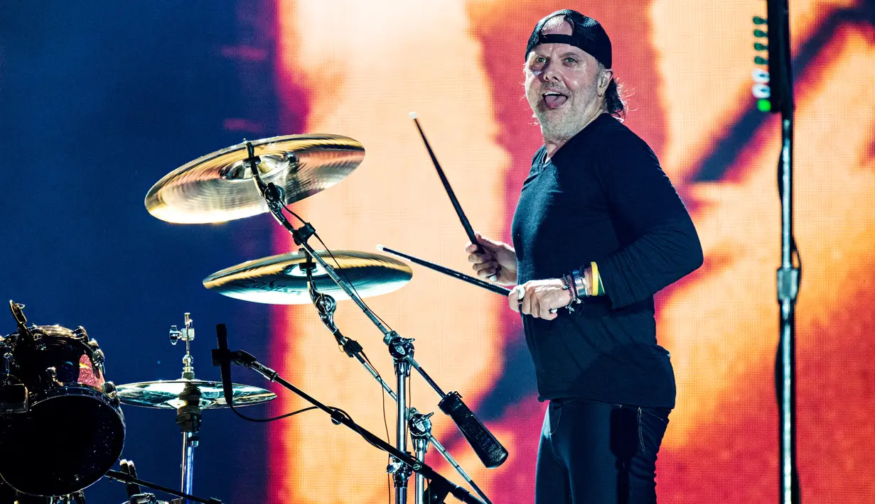 Aksi Drumer Metallica Lars Ulrich saat tampil di Festival d'ete de Quebec di Quebec City, Kanada (14/7). Ribuan penonton terhibur dengan aksi panggung band metal tersebut. (Photo by Amy Harris/Invision/AP)
