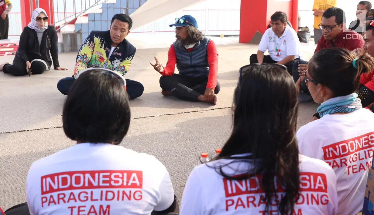 Menpora Imam Nahrawi (kedua kiri) bersama pelatih kepala tim paralayang Indonesia, Gendon Subandono saat meninjau latihan tim di kawasan Puncak, Cianjur, Jawa Barat, Kamis (26/7). Menpora juga meninjau kesiapan venue. (Liputan6.com/Helmi Fithriansyah)