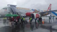 Pesawat AirAsia berhasil mendarat di Bandara Silangit, Tapanuli Utara, Sumatera Utara. (Liputan6.com/Dicky Agung Prihanto)