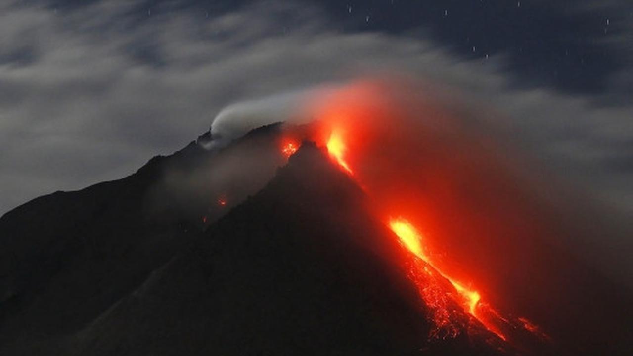 Muntahan lava pijar Gunung Sinabung ancam warga Karo