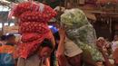 Seorang pria memanggul bawang bombay di Pasar Induk Kramat Jati, Jakarta, Selasa (22/12). Jelang Natal dan tahun baru, harga sayur mayur dan beberapa kebutuhan pokok lainnya di beberapa pasar di Jakarta merangkak naik. (Liputan6.com/Angga Yuniar)