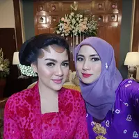 Salah satunya adalah Ade Andrini yang hadir di prosesi sakral Vicky Shu. Tak kalah cantik dengan Vicky yang berkebaya pink, Ade pun juga tampak anggun dengan baju berwarna ungu yang senada dengan hijabnya. (doc. pribadi/Ade Andrini)