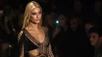 Model Hailey Baldwin berjalan di atas catwalk mengenakan busana desainer Julien Macdonald selama London Fashion Week, Inggris (18/9). Julien Macdonald menampilkan gaun-gaun seksi koleksi Spring/Summer 2018. (Photo by Vianney Le Caer/Invision/AP)