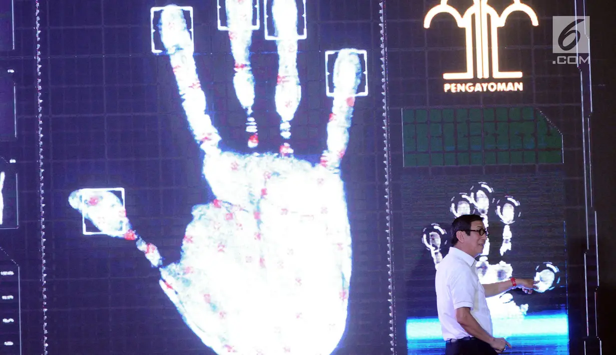 Menkumham, Yasonna H Laoly menekan tombol virtual dibukanya Pasar Inovasi dan Kreativitas di Graha Pengayoman, Jakarta, Selasa (31/10). Ajang ini untuk mengkomersialisasikan produk kekayaan intelektual pelaku bisnis. (Liputan6.com/Helmi Fithriansyah)