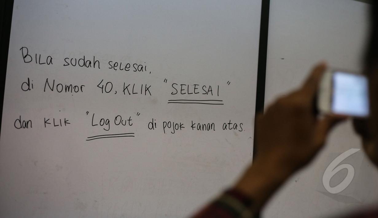 Tampak tata cara melakukan ujian nasional (UN) 2015 di SMA 70, Jakarta, Senin (13/4/2015). Sebanyak 585 dari 70 ribu sekolah menjadi percontohan menjalankan ujian nasional berbasis komputer di seluruh Indonesia.  (Liputan6.com/Faizal Fanani)