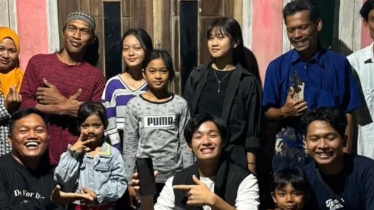 HP TikToker Ini Jatuh saat Kunjungi Bantargebang, Aksi Warga yang Temukan dan Kembalikan Tuai Pujian