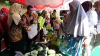 Sebanyak 4 ton buah ludes diserbu warga Surabaya di acara pasar murah yang digelar Kejaksaan Tinggi (Kejati) Jawa Timur (Foto: Liputan6.com/ Dian Kurniawan)