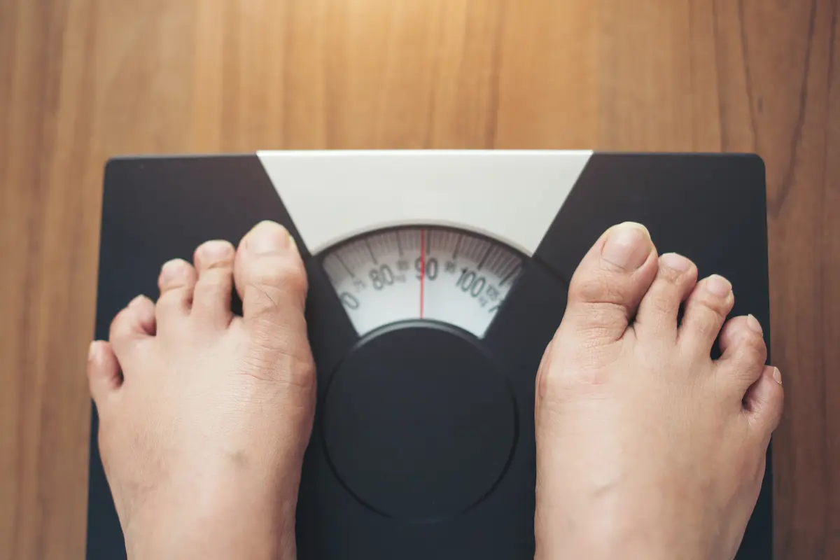 Jarang Disadari! 5 Kebiasaan saat Puasa yang Bikin Berat Badan Makin Bertambah - Cover