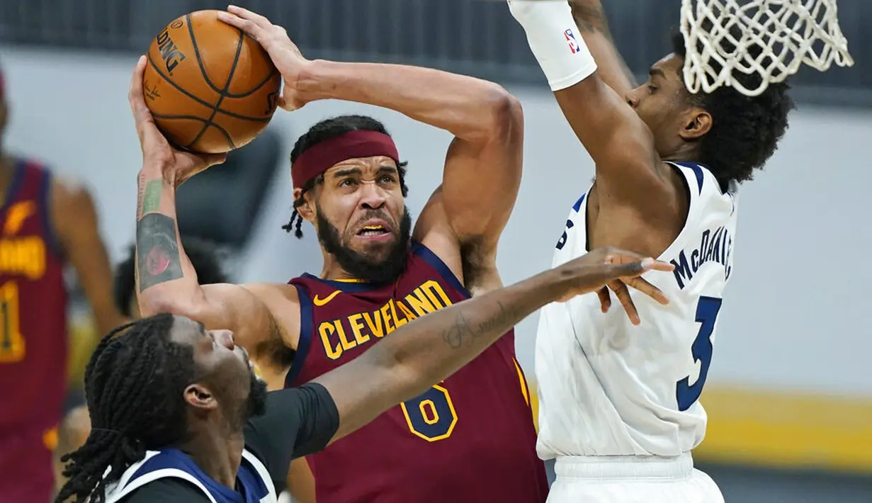 Pebasket Cleveland Cavaliers, JaVale McGee, berusaha memasukan bola saat melawan Minnesota Timberwolves pada laga NBA di Rocket Mortgage FieldHouse, Senin (1/2/2021). Cavaliers menang dengan skor 100-98. (AP/Tony Dejak)